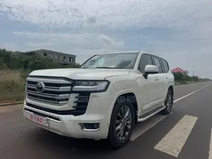Toyota Land Cruiser LC300 2023 White