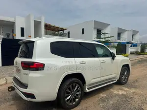 Toyota Land Cruiser LC300 2023 White