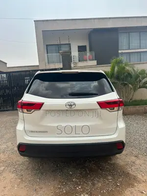 Toyota Highlander LE 2019 White
