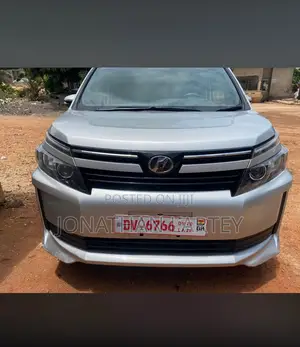 Toyota Voxy 2016 Silver
