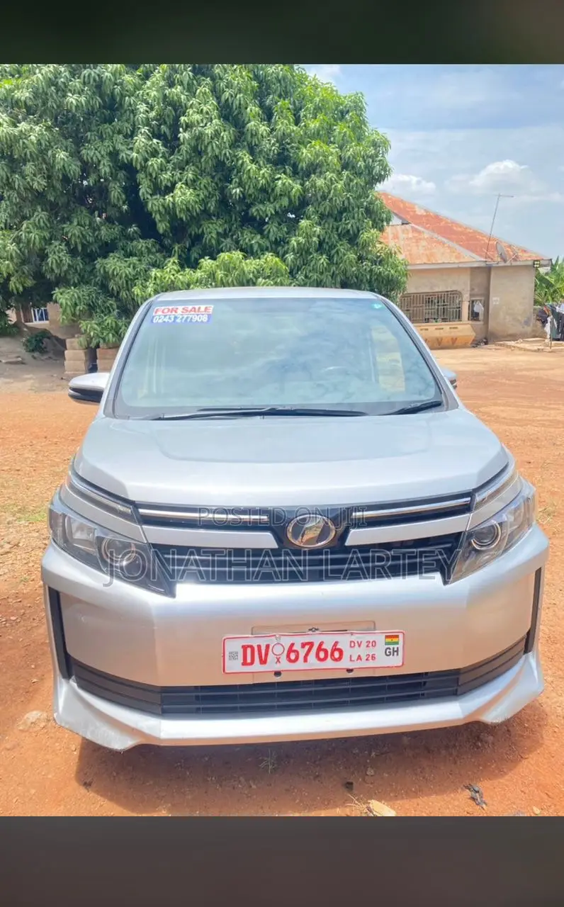 Toyota Voxy 2016 Silver