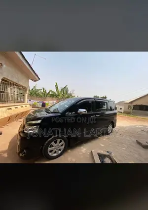 Toyota Voxy 2016 Silver