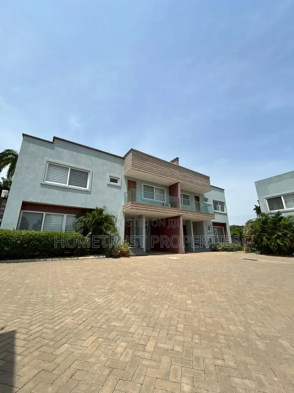 3bdrm House in Labone, Coffee Shop Area for rent