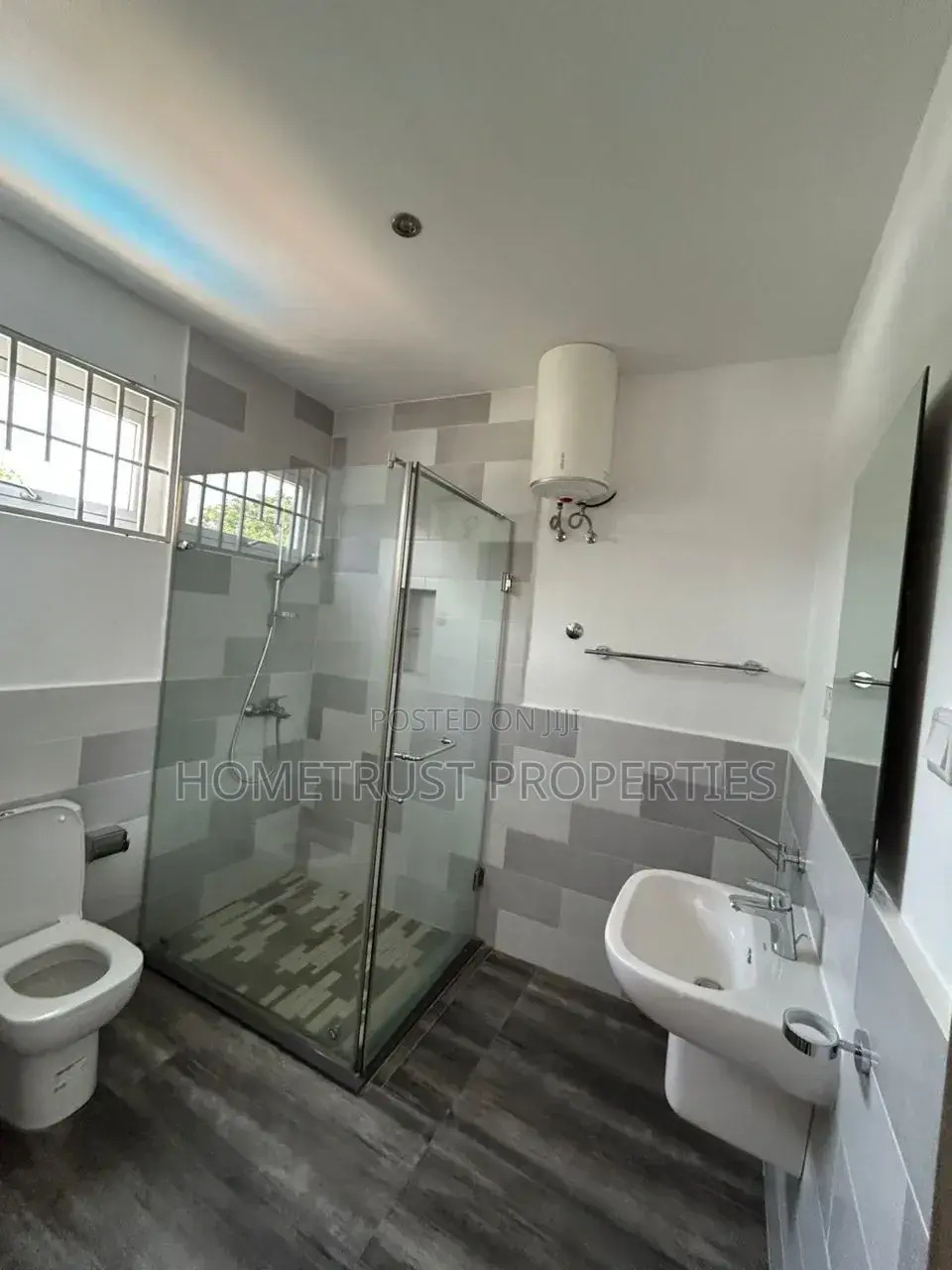 3bdrm House in Labone, Coffee Shop Area for rent