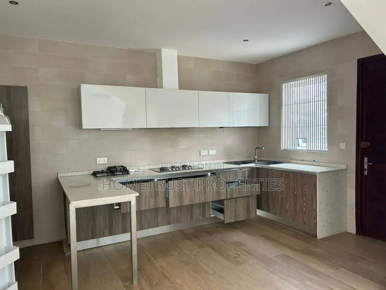 3bdrm House in Labone, Coffee Shop Area for rent