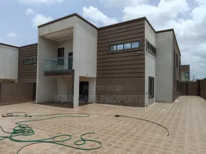 4bdrm House in Buokrom, Kumasi Metropolitan for sale