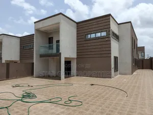 4bdrm House in Buokrom, Kumasi Metropolitan for sale