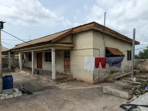 8bdrm House in Dechemso, Kumasi Metropolitan for sale