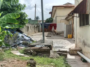 8bdrm House in Dechemso, Kumasi Metropolitan for sale