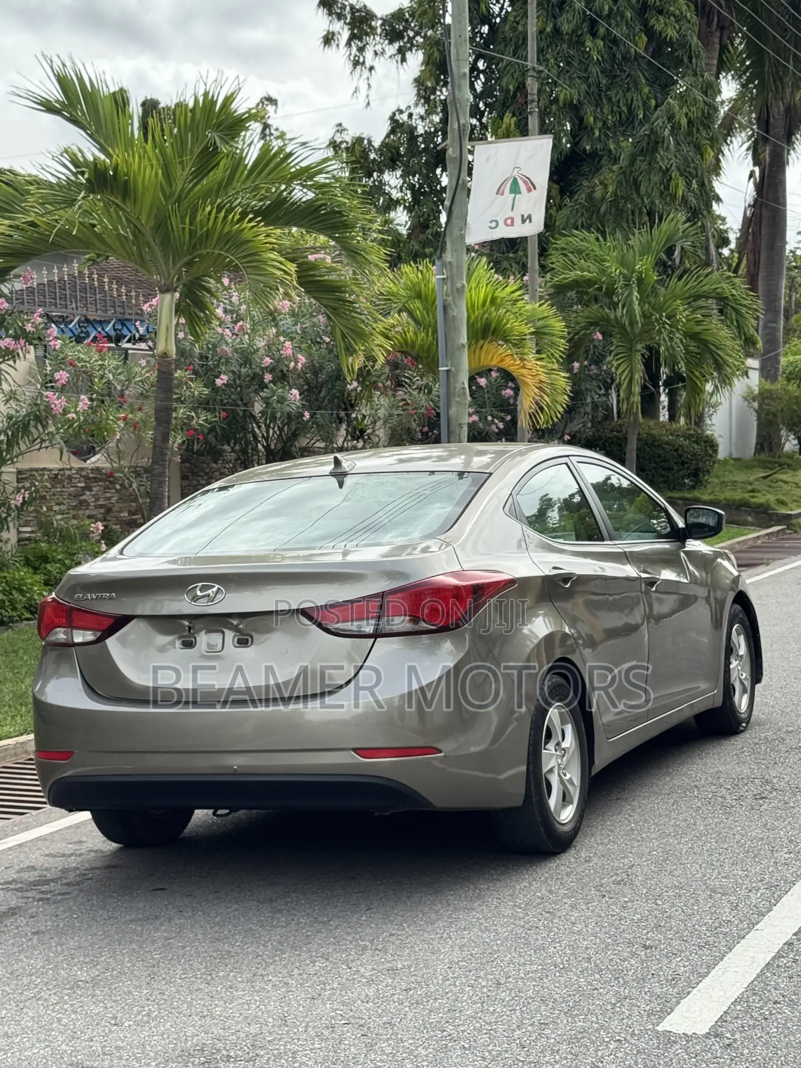Hyundai Elantra SE 4dr Sedan (1.8L 4cyl 6A) 2015 Gold