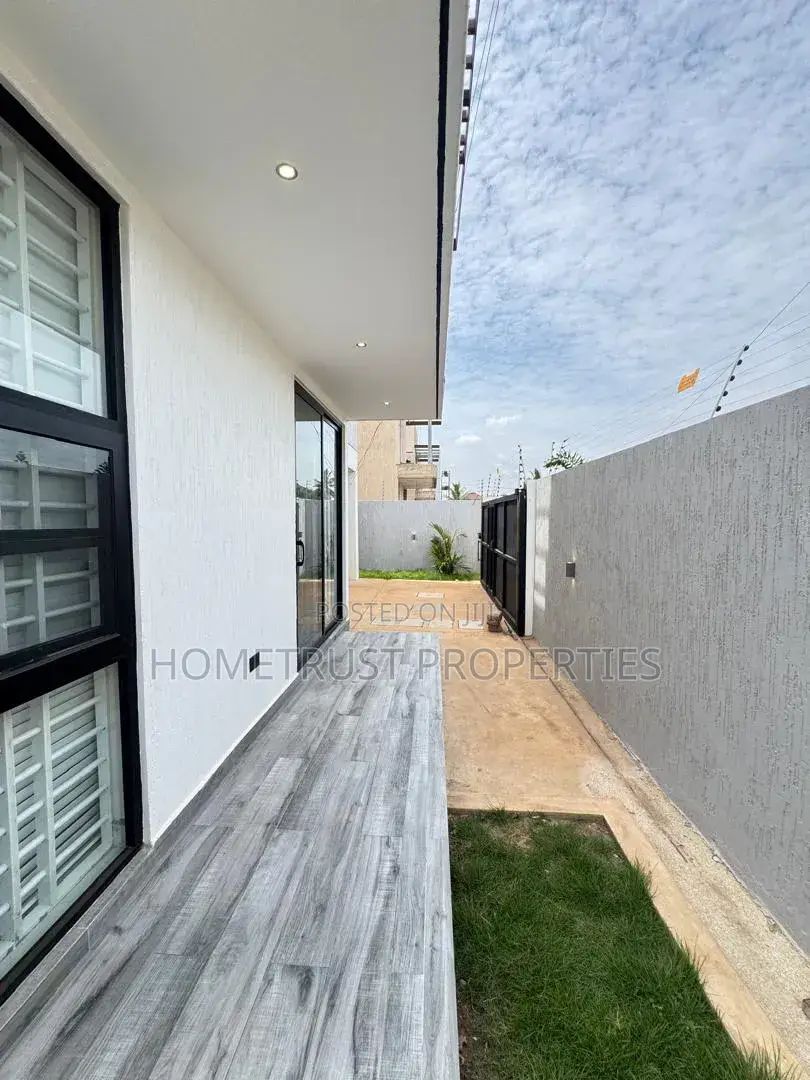 4bdrm Duplex in Madina Ritz Junction, Barrier for sale