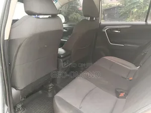 Toyota RAV4 XLE AWD 2020 White