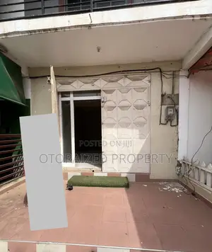 A Low-Cost Single Shop Around a Busy Nana-Krom Melcom Is Up for Rent