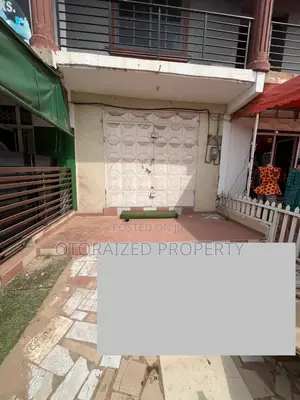 A Low-Cost Single Shop Around a Busy Nana-Krom Melcom Is Up for Rent