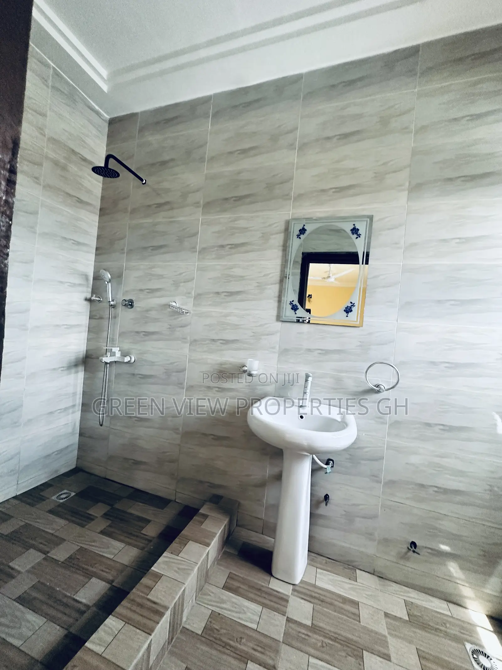 2bdrm Apartment in West Hills Mall Area for rent