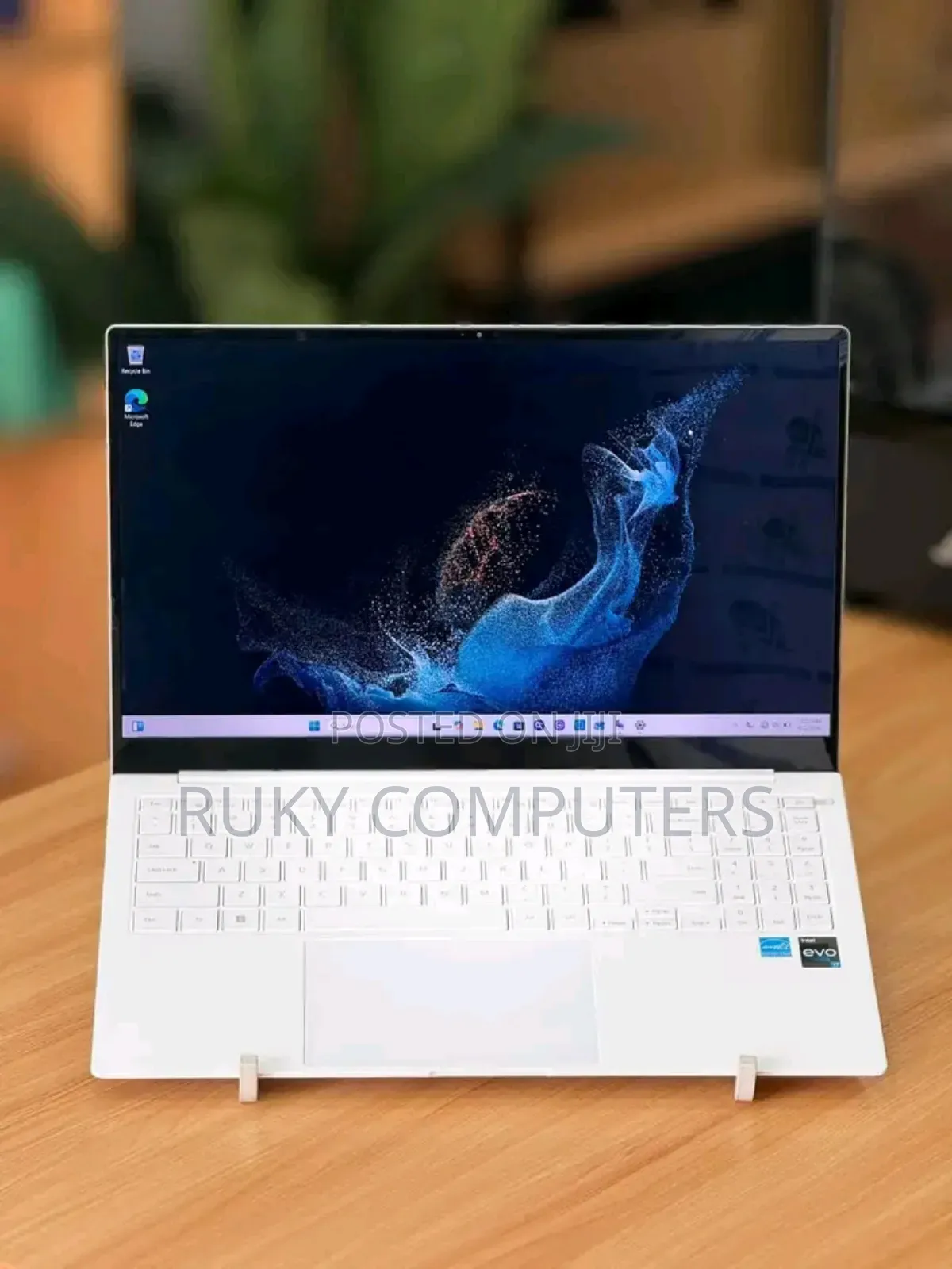 New Laptop Samsung Galaxy Book4 Pro 16GB Intel Core i7 SSD 512GB