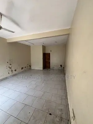 A Low-Cost Single Shop Around a Busy Nana-Krom Melcom Is Up for Rent