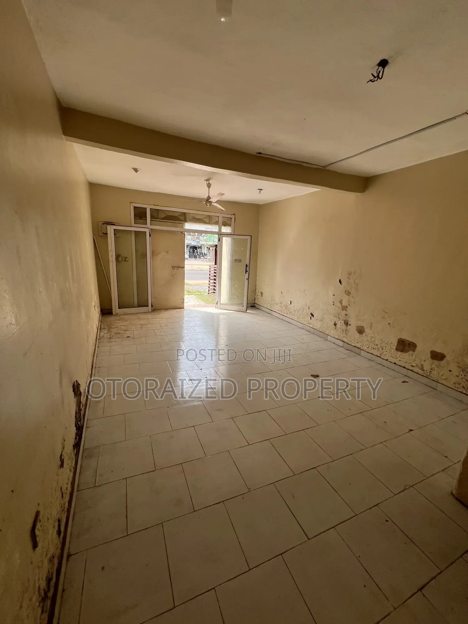 A Low-Cost Single Shop Around a Busy Nana-Krom Melcom Is Up for Rent