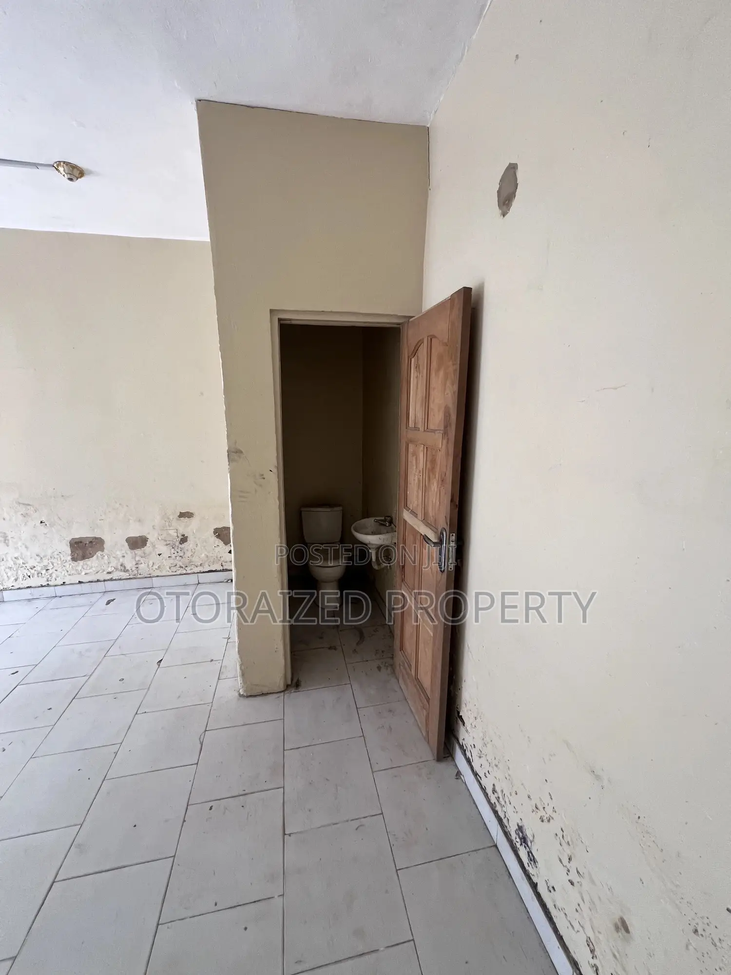 A Low-Cost Single Shop Around a Busy Nana-Krom Melcom Is Up for Rent