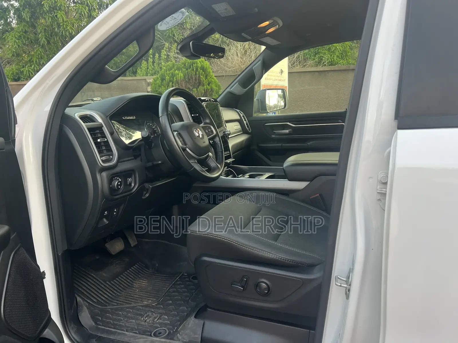 RAM 1500 Classic 2023 White