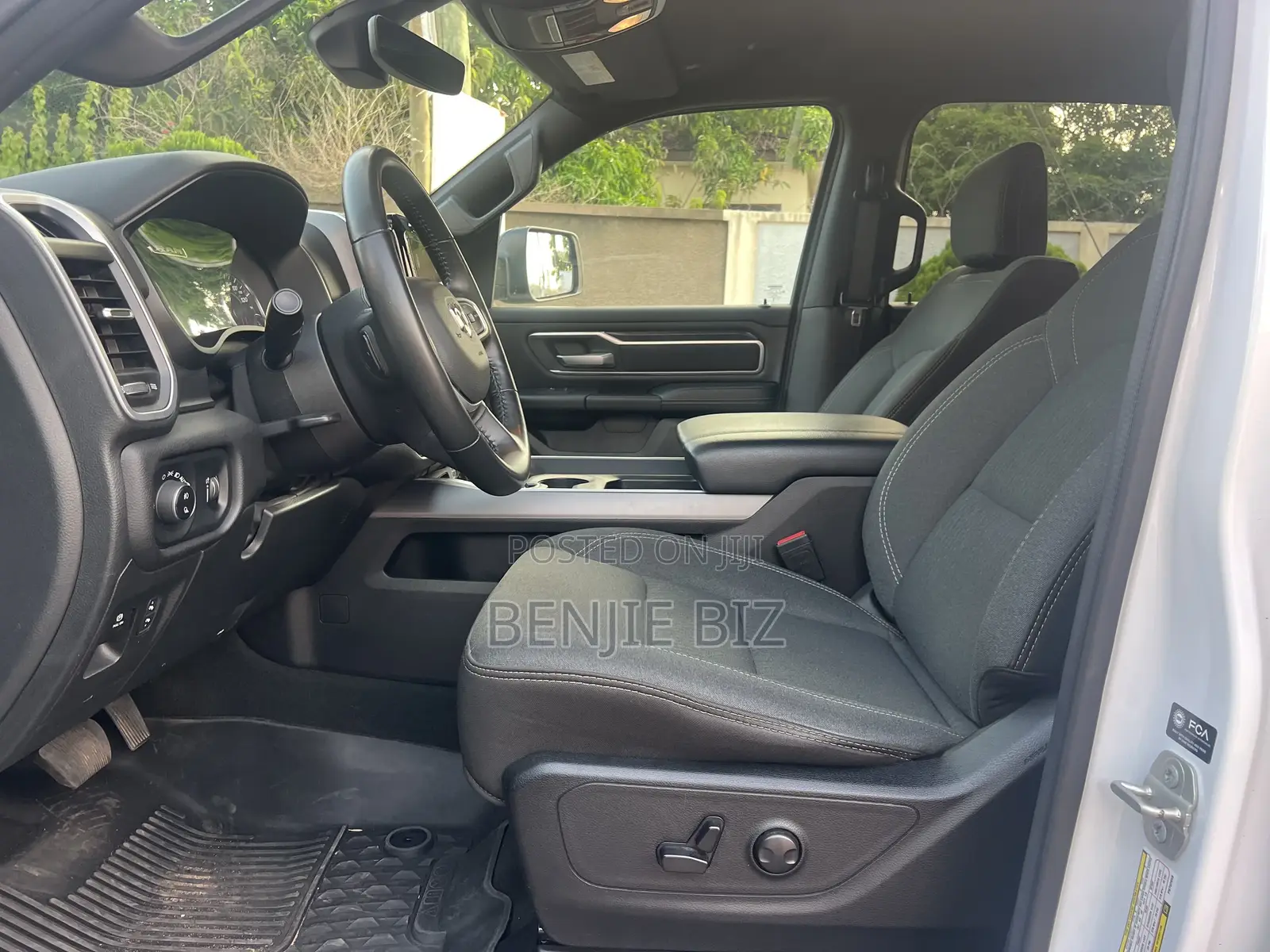 RAM 1500 Classic 2023 White
