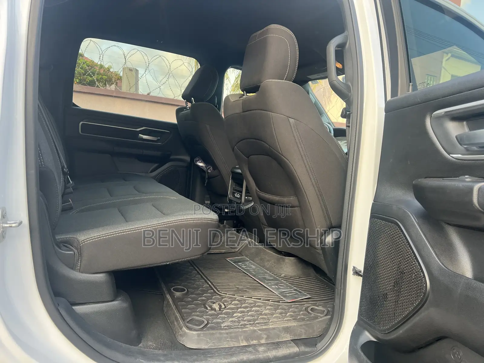 RAM 1500 Classic 2023 White