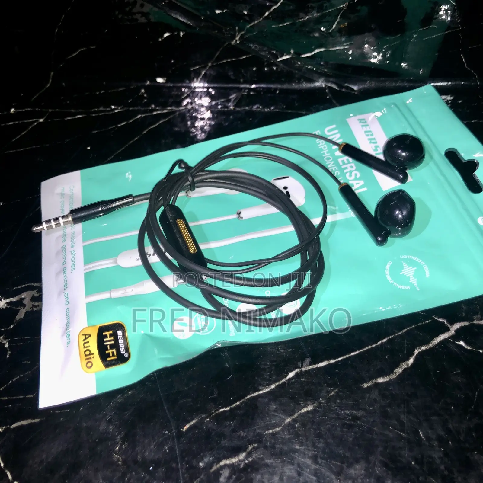 3.5mm Wired Earphones With Mic and Pause / Play Button