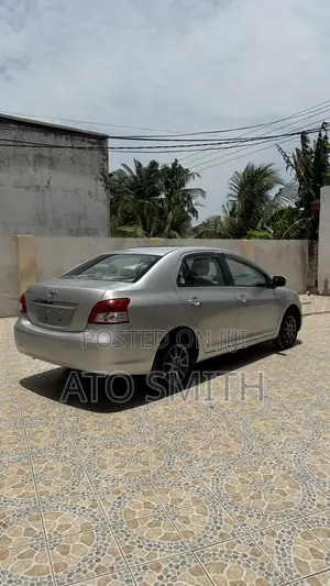 Toyota Belta 2010 Silver