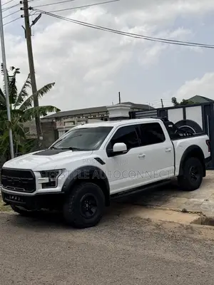 Ford F-150 Raptor 4x4 SuperCrew Cab Styleside 5.5 ft. box 145 in. WB