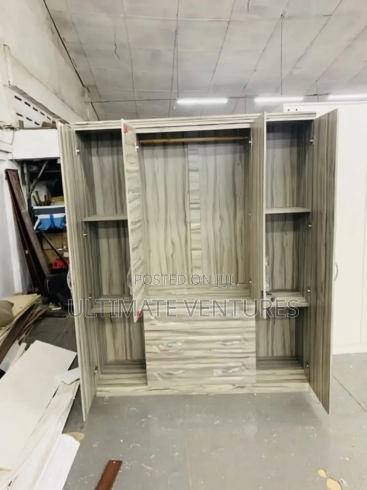 Modern 4-Door Wardrobe With Mirrors and Drawers