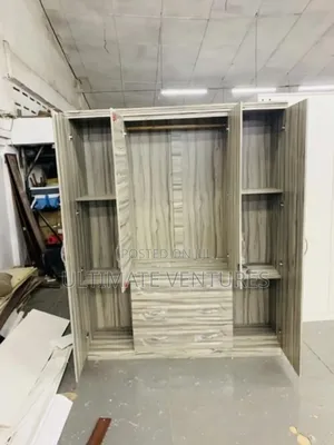 Modern 4-Door Wardrobe With Mirrors and Drawers