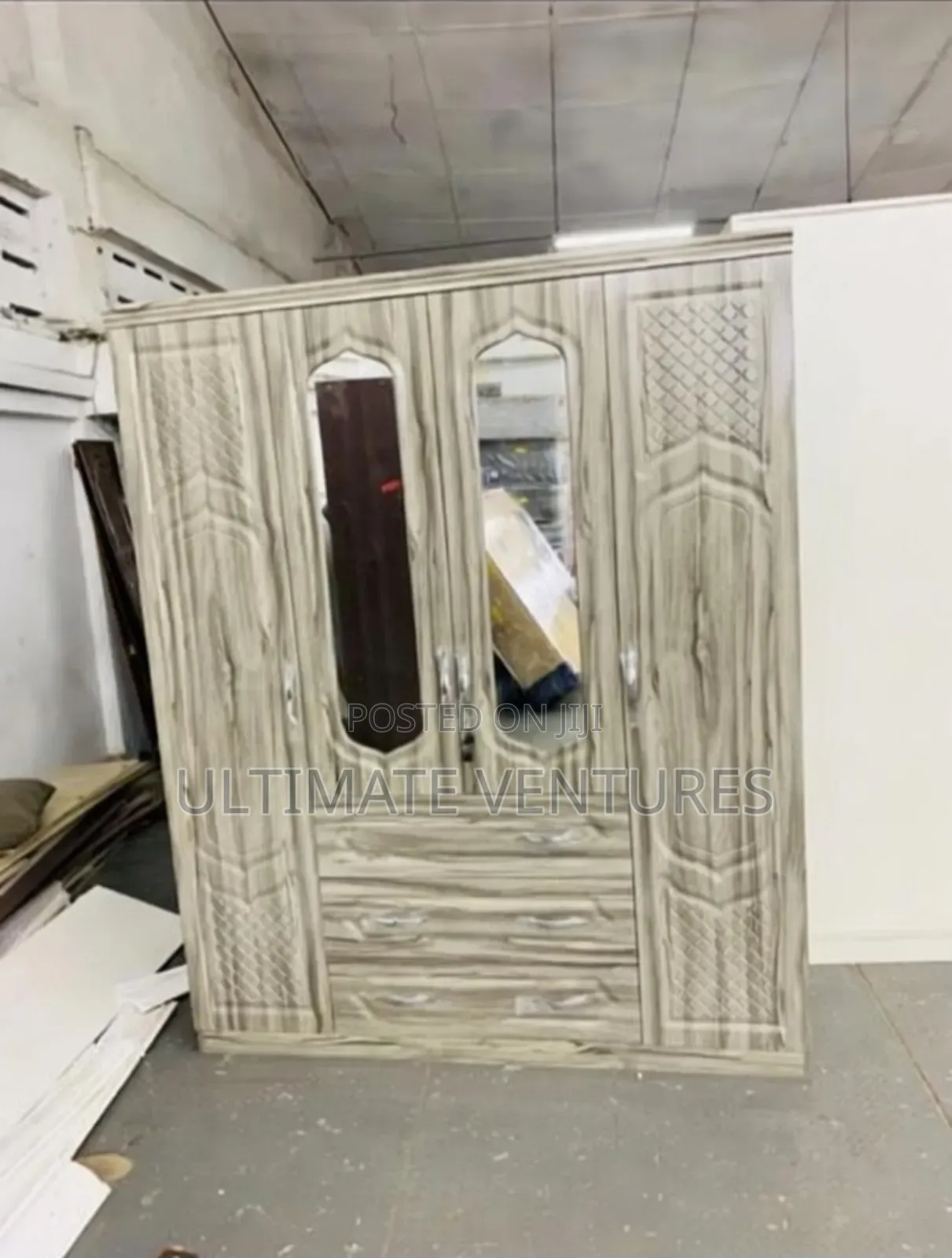 Modern 4-Door Wardrobe With Mirrors and Drawers