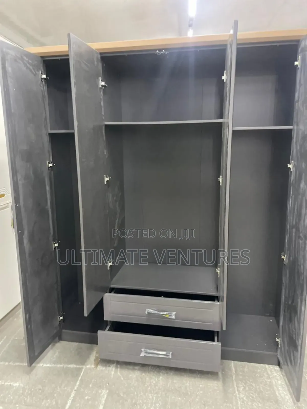 4-Door Mirrored Wardrobe – Matte Grey With Wood Top 2 Drawers