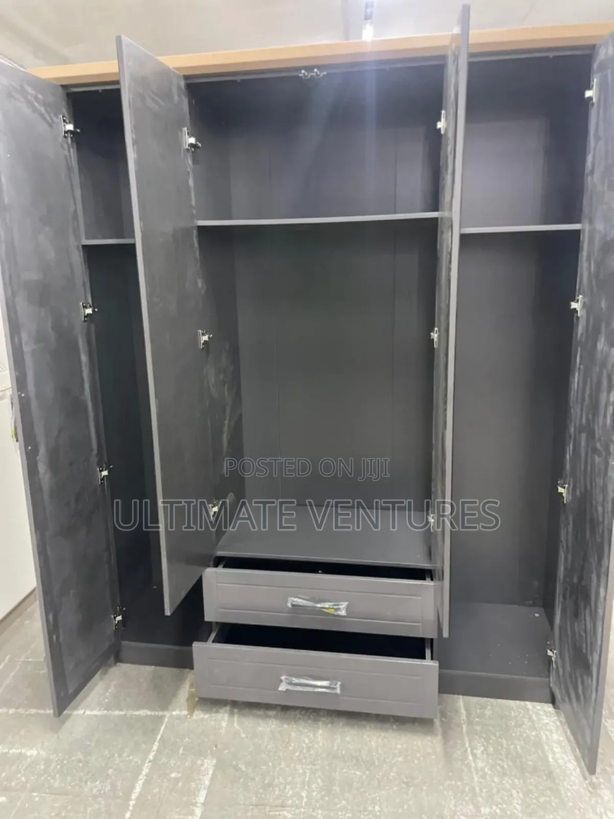 4-Door Mirrored Wardrobe – Matte Grey With Wood Top 2 Drawers