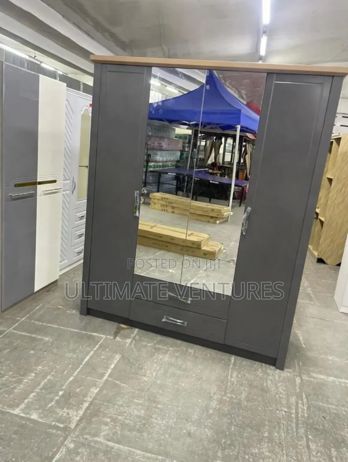 4-Door Mirrored Wardrobe – Matte Grey With Wood Top 2 Drawers