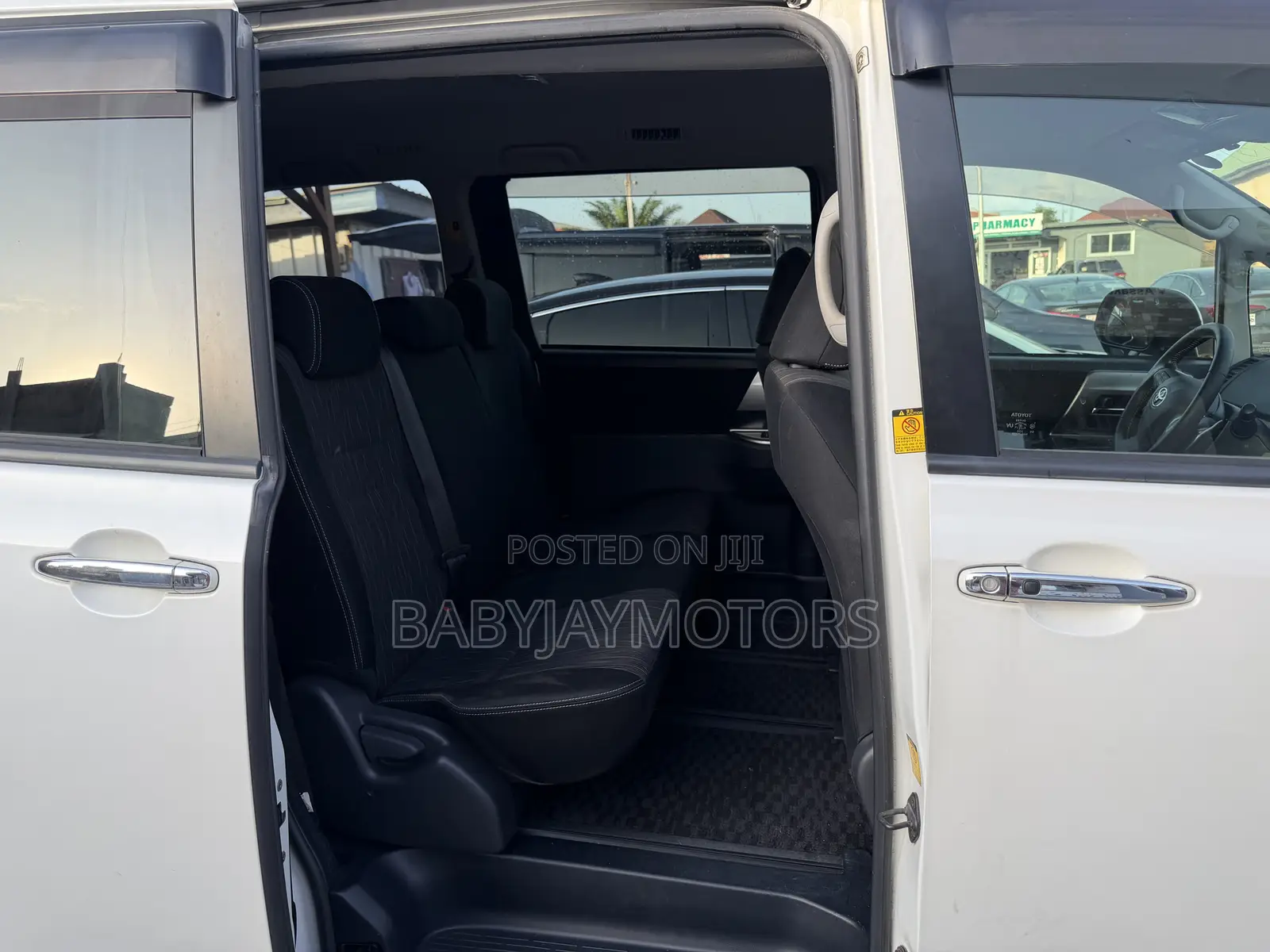 Toyota Voxy 2013 Off white
