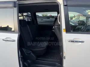 Toyota Voxy 2013 Off white