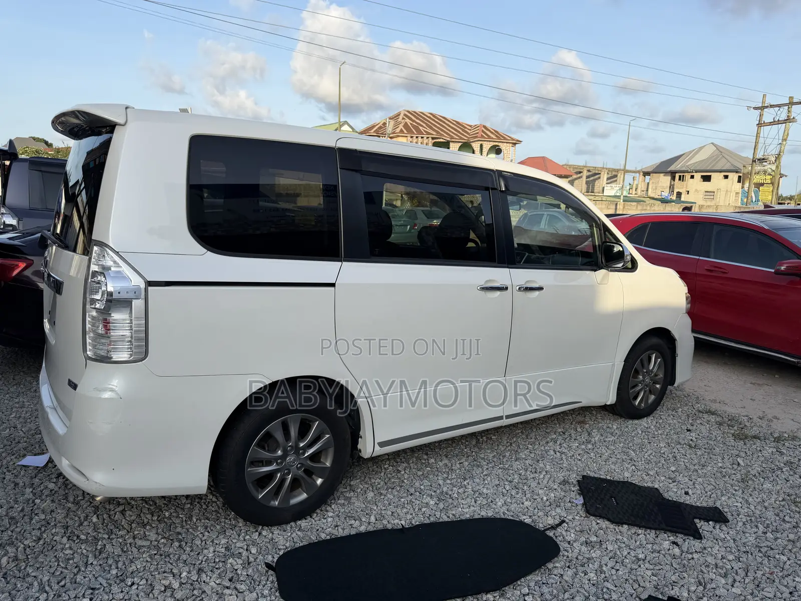 Toyota Voxy 2013 Off white
