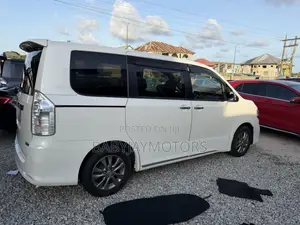 Toyota Voxy 2013 Off white