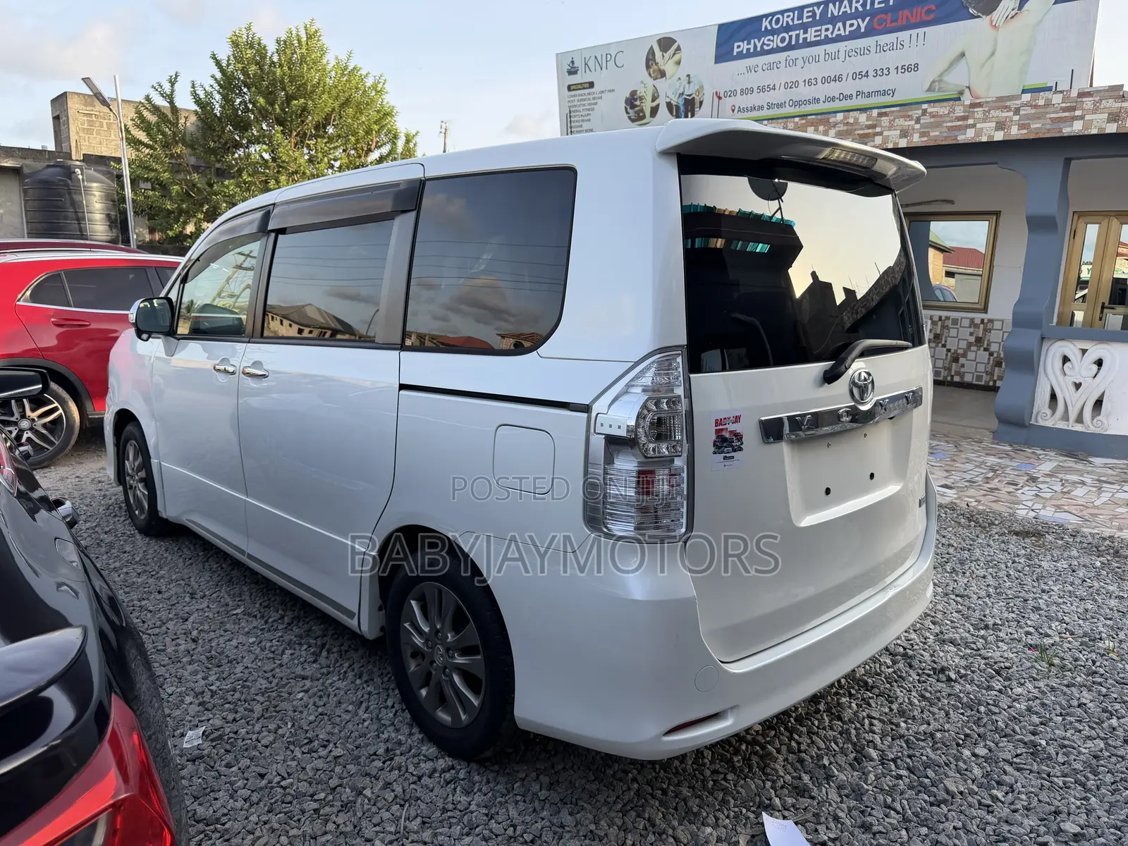 Toyota Voxy 2013 Off white