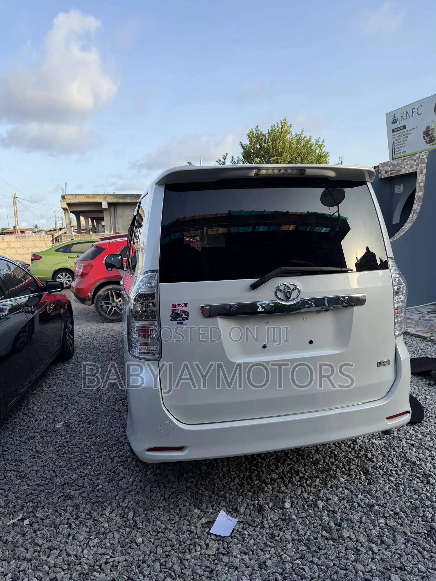 Toyota Voxy 2013 Off white