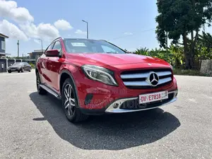 Mercedes-Benz GLA-Class GLA200 Sport Utility 4-Door (2.0L, 4cyl Turbo)