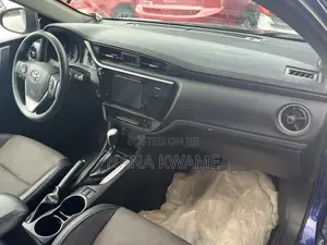 Toyota Corolla SE (1.8L 4cyl 6M) 2018 Blue