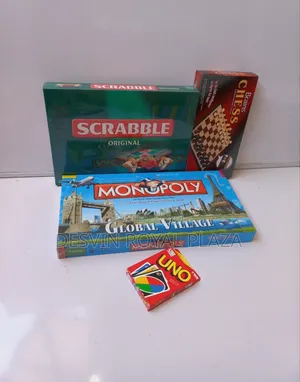 Scrabble + Uno Original + Chess + Monopoly