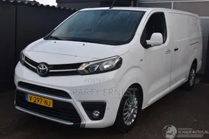 Toyota HiAce 2016 White