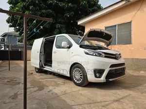 Toyota HiAce 2016 White