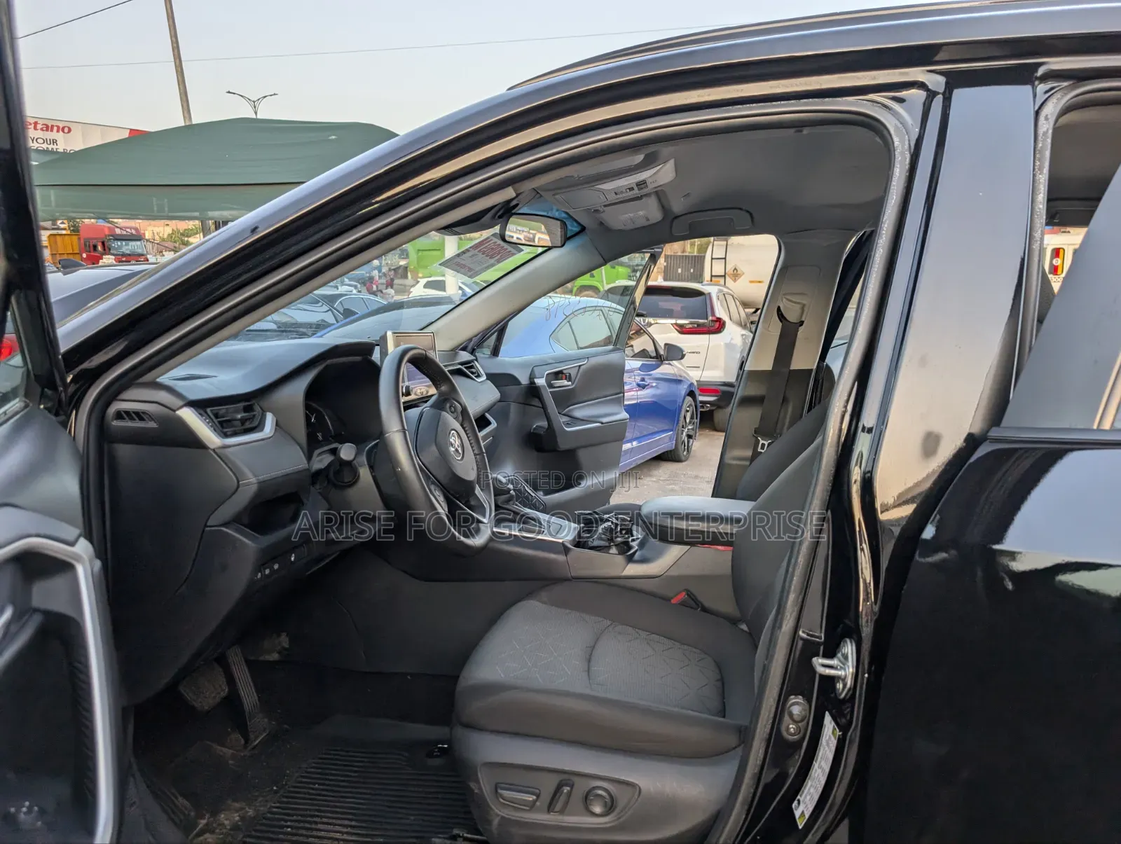 Toyota RAV4 XLE 2025 Black