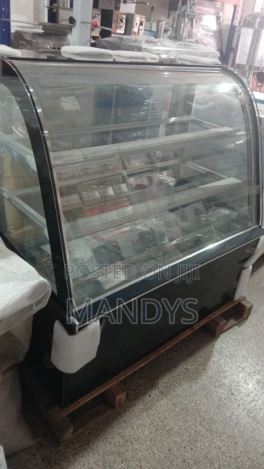 Curved Glass Cake Display Chiller / Refrigerated Pastry Showcase