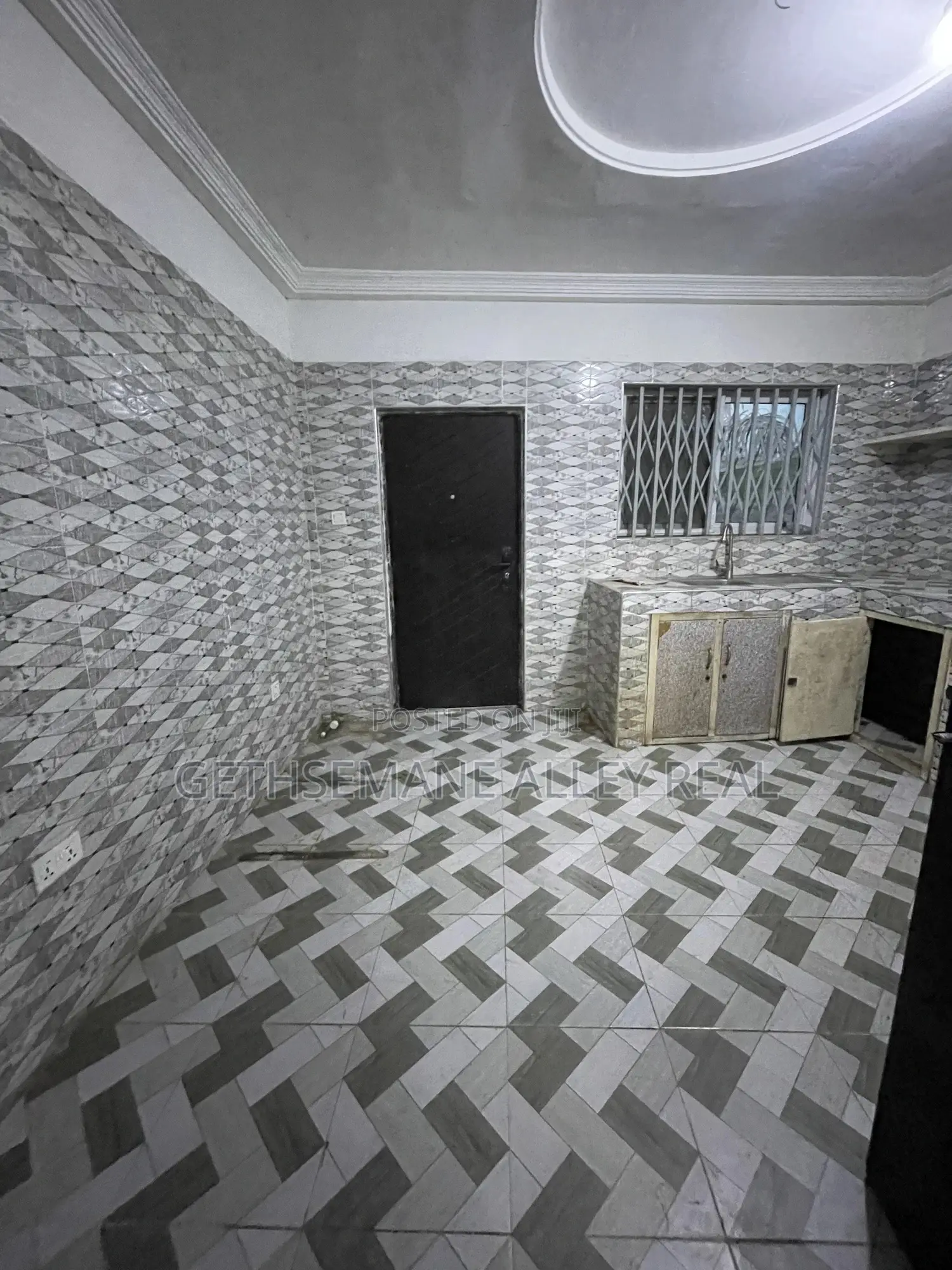 2bdrm Apartment in Gethsemeny Alley, West Hills Mall Area for rent