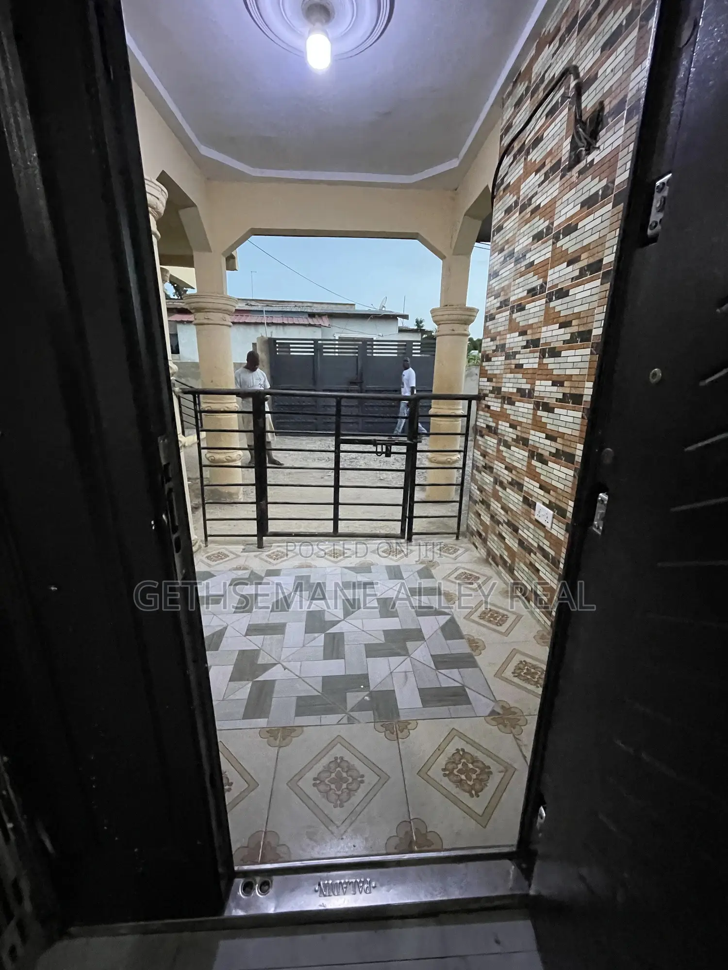 2bdrm Apartment in Gethsemeny Alley, West Hills Mall Area for rent